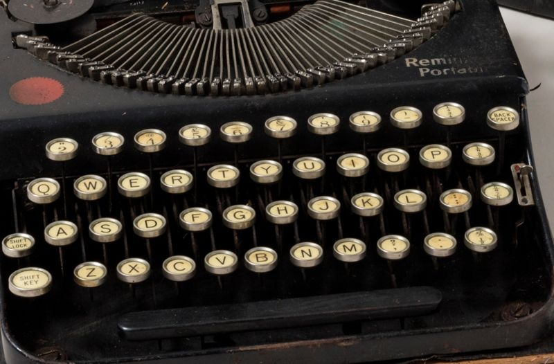 Détail d’une machine à écrire portative de marque Remington. Musée de la Résistance et de la Déportation du Cher, D.2013.1.12