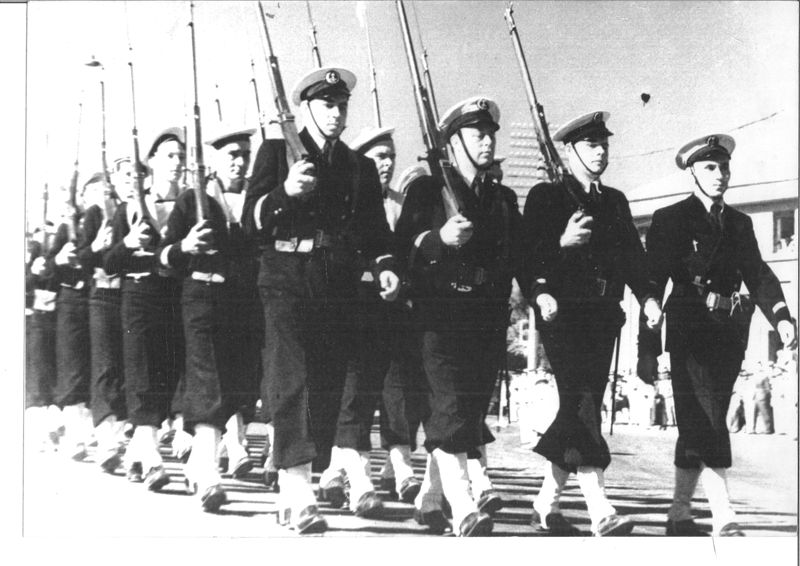 Maurice Houé défile avec les marin de l'aviso Chevreuil