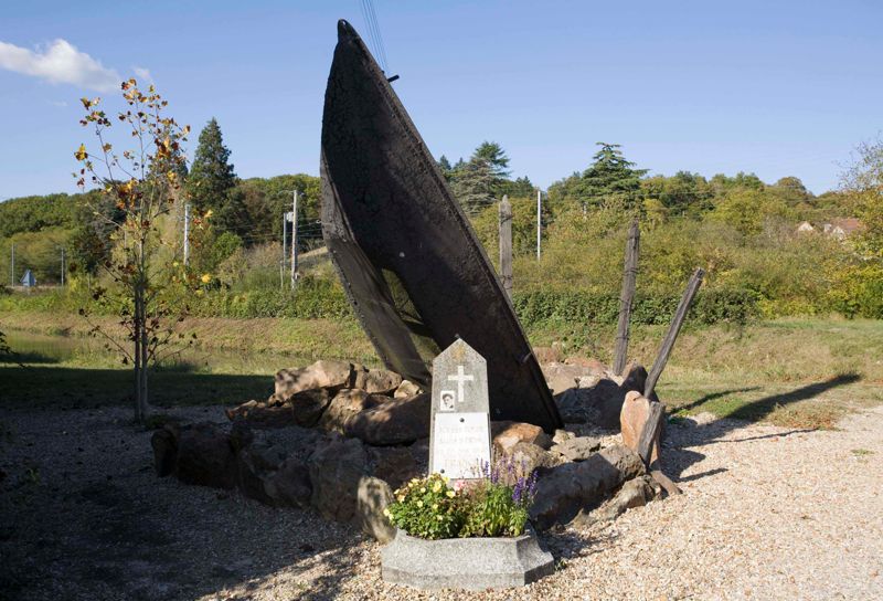 Monument commémoratif dressé à Thénioux sur les rives du canal de Berry, à la mémoire des passeurs sur la ligne de démarcation