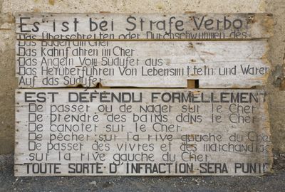 Panneau indiquant la ligne de démarcation à Thénioux sur le Cher